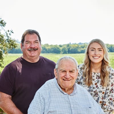 3世代目トム・ロキオリと、父ジョー・ロキオリ・ジュニア、娘のレイチェル・ロキオリ